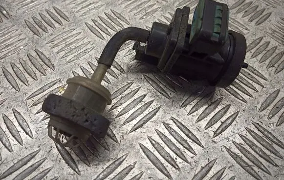 Mercedes-Benz 200 300 W123 Valve vacuum 4715396