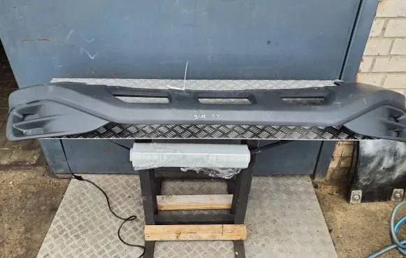 Front bumper lip