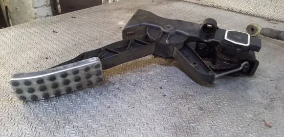 Mercedes-Benz B W245 Accelerator throttle pedal 91736020