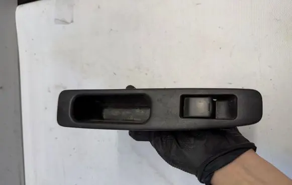 Nissan Qashqai Electric window control switch 82651JD000