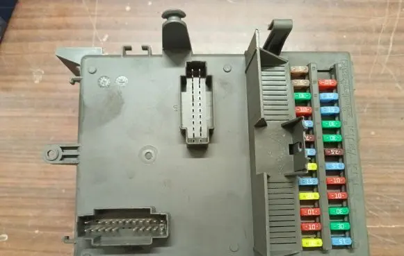 Renault Espace IV Fuse module 518837117 8200447438