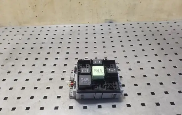 Volkswagen Touareg II Relay mounting block 7P0937211A