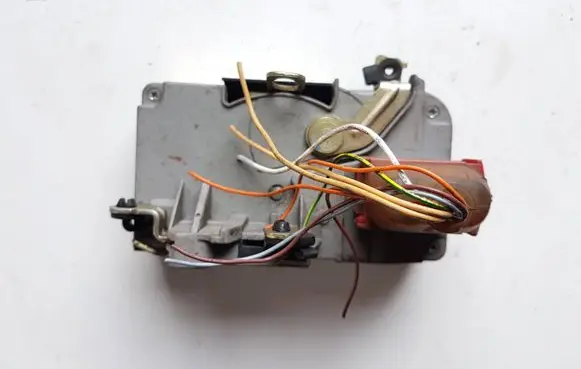 Peugeot 206 Front door lock 08J9