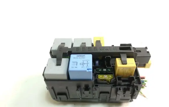 Citroen C4 II Picasso Fuse module 9806192580