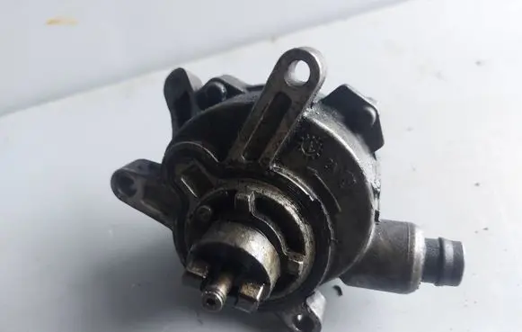 Volvo V70 Vacuum pump 30731825