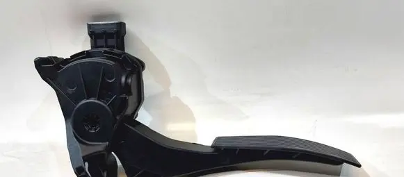 Opel Insignia A Accelerator throttle pedal 13237352 10062009