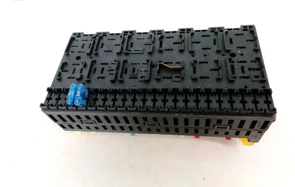Volkswagen PASSAT B4 Fuse box set 357937039