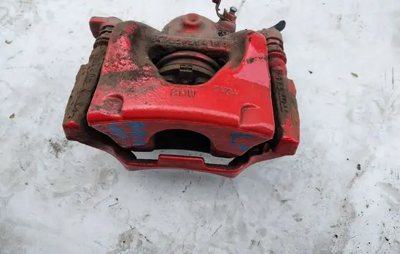 Front brake caliper