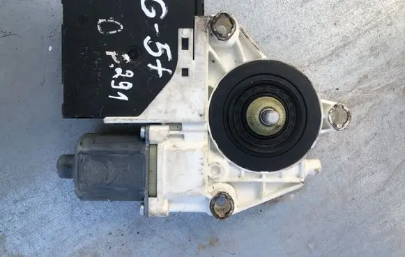 Volkswagen Golf Plus Front door window regulator motor 1K0959792J 05075730 73008010830583
