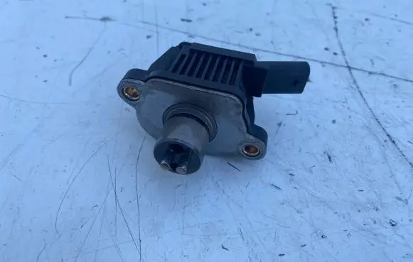 Volkswagen PASSAT B8 Camshaft vanos timing valve 04E906048A