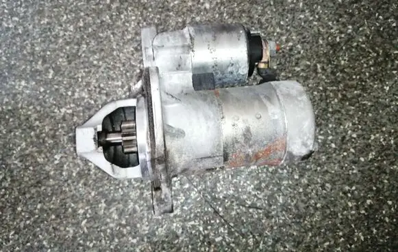 Nissan Juke I F15 Starter motor 23300EN20E