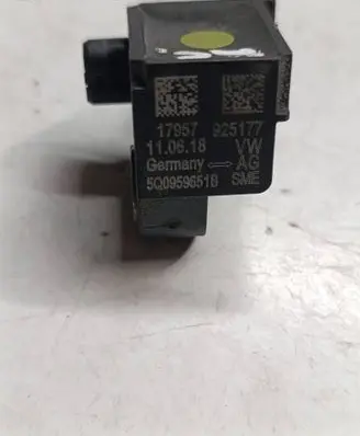 Audi Q2 - Airbag deployment crash/impact sensor 5Q0959651B 925177