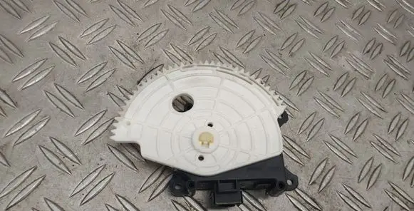 Toyota RAV 4 (XA40) Air flap motor/actuator 0638002170
