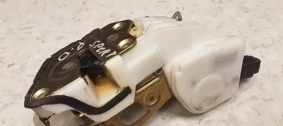 Mitsubishi Pajero Sport I Front door lock