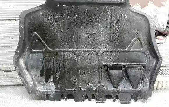 Volkswagen PASSAT B7 USA Engine splash shield/under tray