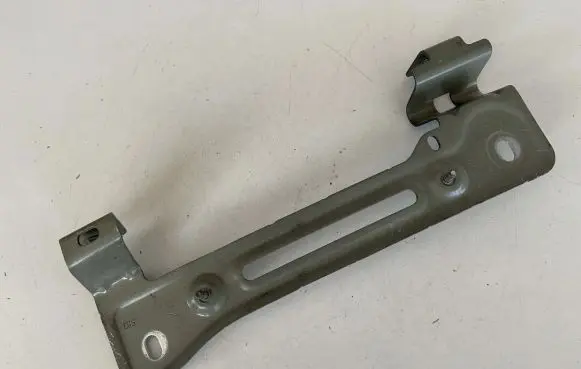 Audi Q7 4M Fender mounting bracket 4M0821431