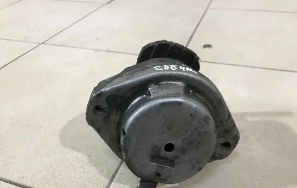 BMW 5 E60 E61 Engine mount bracket
