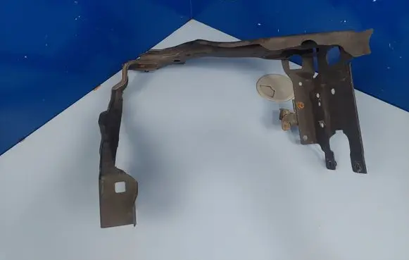 Headlight/headlamp mounting bracket