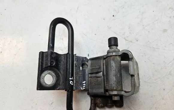 Audi Q7 4L Front door lower hinge 8L0831411L