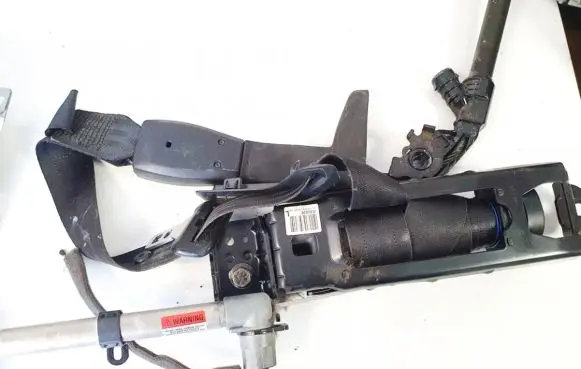 Volvo V50 Front seatbelt 6012243l0d 3039323427