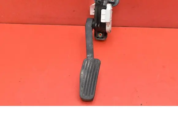 Volvo V70 Accelerator throttle pedal 30636003
