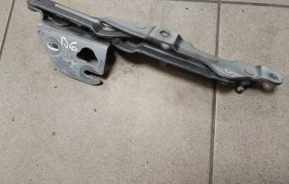 Audi A4 S4 B5 8D Tailgate/trunk/boot hinge 3B5827302