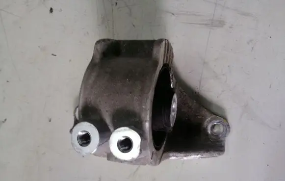 Suzuki Vitara (LY) Gearbox mounting bracket ZP2