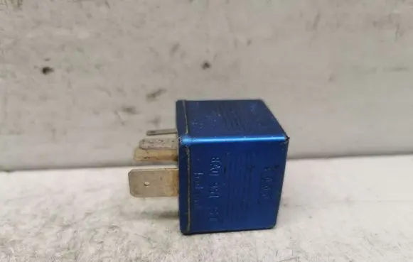 Audi A4 S4 B5 8D Glow plug pre-heat relay 8A0951253