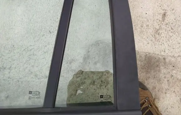 Opel Zafira A Rear vent window glass