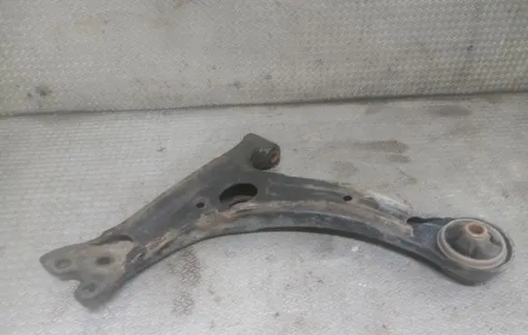 Toyota Avensis T250 Front lower control arm/wishbone