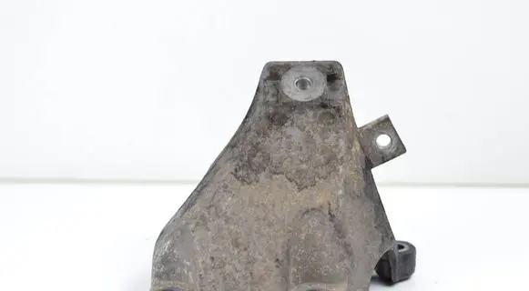 Audi A4 S4 B7 8E 8H Engine mounting bracket 8E0199308AD