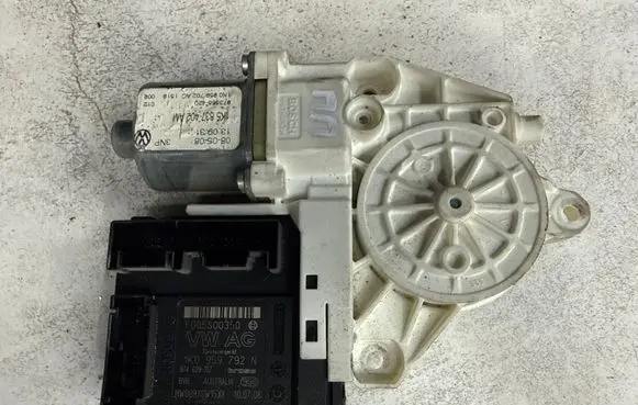 Volkswagen Golf V Front door window regulator motor 1K0959792N