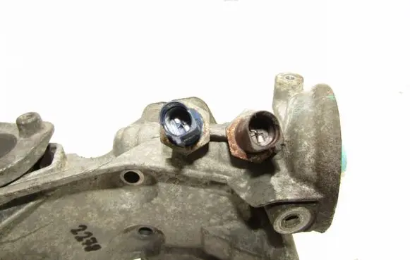Skoda Octavia Mk2 (1Z) Oil filter mounting bracket 06J903143AH