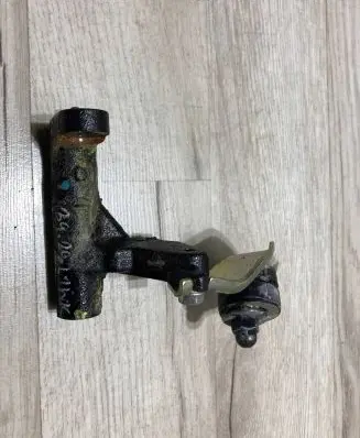 Toyota Hilux VIII Engine mounting bracket