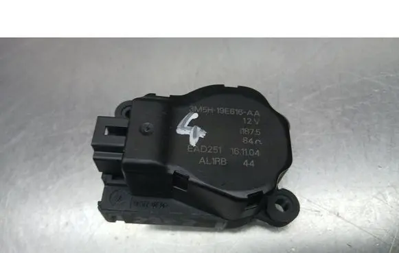 Ford Focus C-MAX Coolant heater control valve 3M5H19E616AA