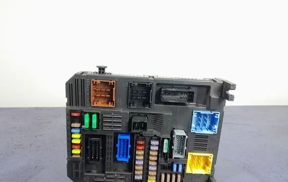 Peugeot 208 Fuse box set 9830708180