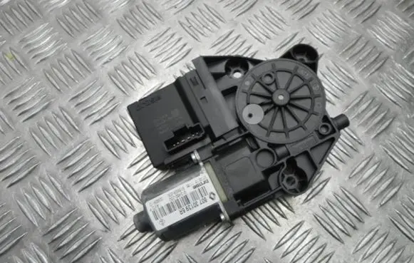 Renault Megane III Front door window regulator motor 807301396R Z1118