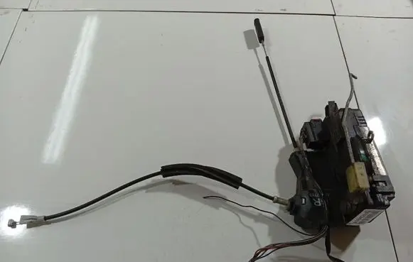 Opel Signum Front door lock 13157763