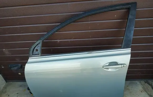 Toyota Avensis T250 Front door