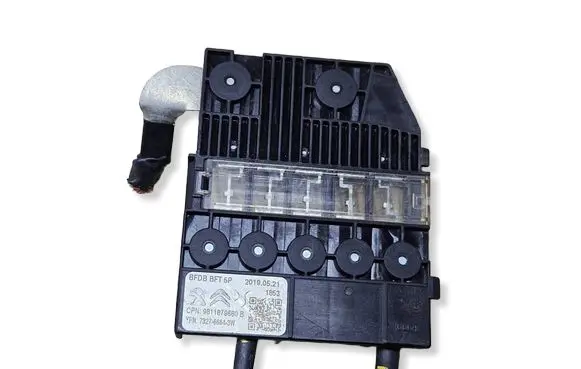 Peugeot 3008 II Fuse module 9811879680 732766643W 20190521