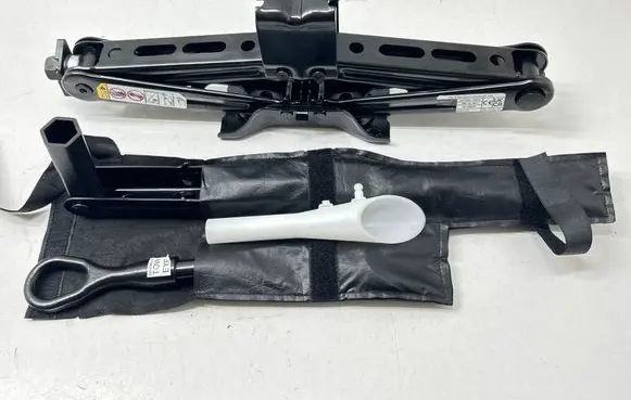 Jeep Grand Cherokee WL Tool set 68497385AA 68499588AA