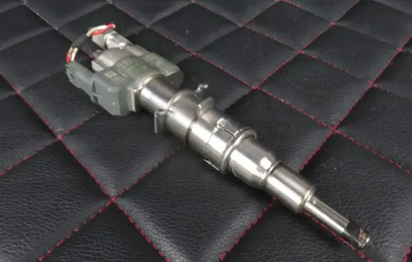 BMW 3 E90 E91 Fuel injector 7589048