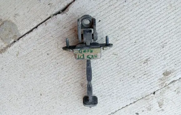 Ford Mondeo Mk III Rear door check strap stopper