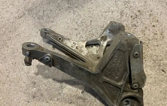 BMW M4 F82 F83 Engine mounting bracket 2284204