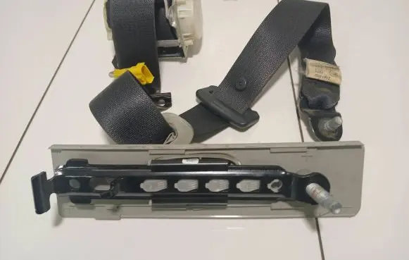 Chrysler Grand Voyager V Front seatbelt 33041780B Z32011