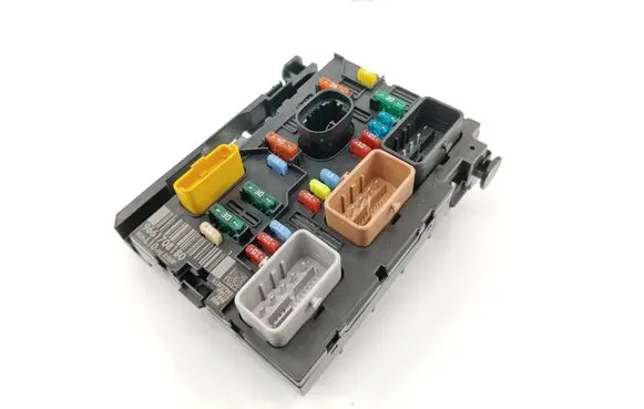 Peugeot 207 Fuse module 9661708180
