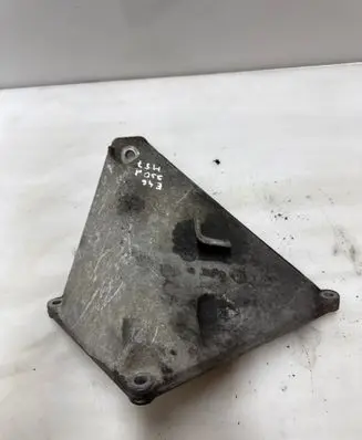 BMW 3 E46 Engine mounting bracket 6750107