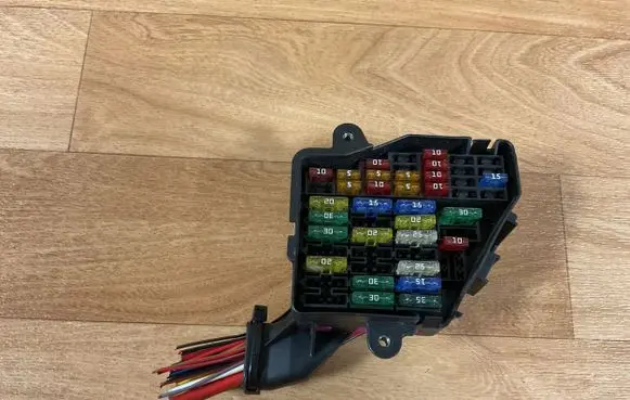 Audi A4 S4 B7 8E 8H Fuse module 8D1941824