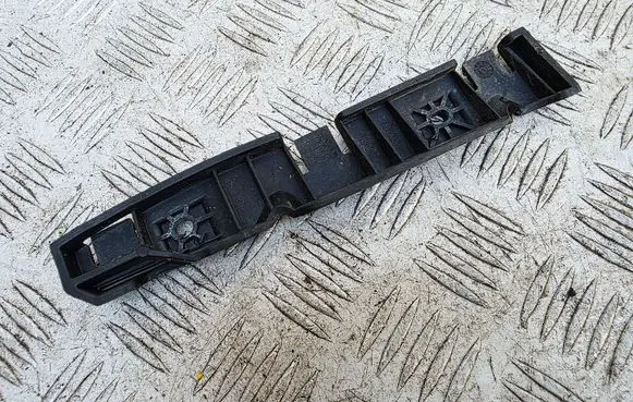 Front bumper mounting bracket