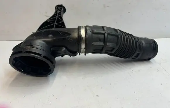 Maserati Levante Turbo air intake inlet pipe/hose 670038728